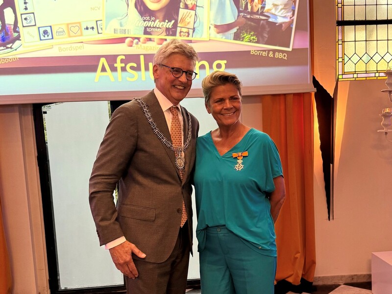 NCV-voorzitter Monica van Ee ontvangt een Ridderorde