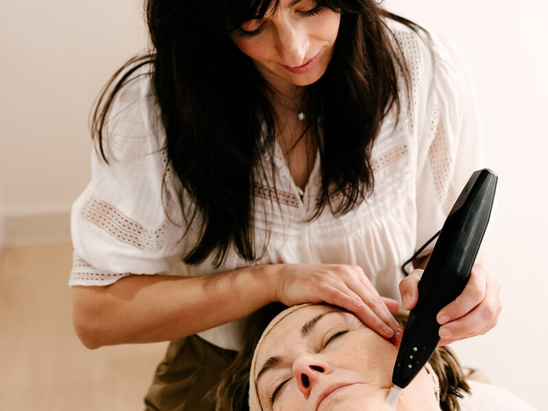 De zachtheid van een cosmetische verzorging, met de impact van een medische behandeling