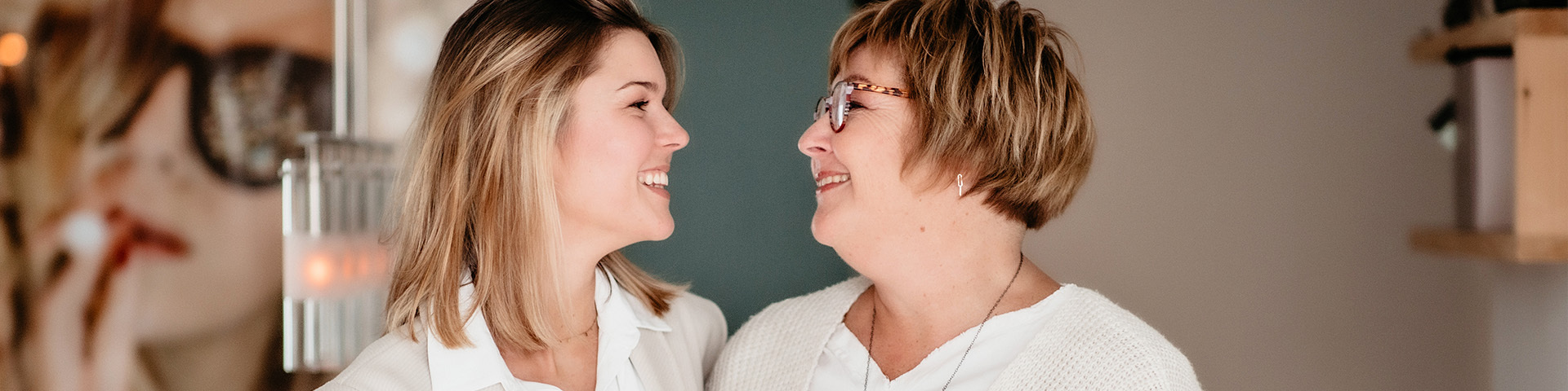 Monique & Manon kunnen lezen en schrijven met elkaar: “wij hebben aan één blik genoeg”