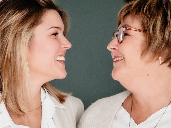 Monique & Manon kunnen lezen en schrijven met elkaar: “wij hebben aan één blik genoeg”